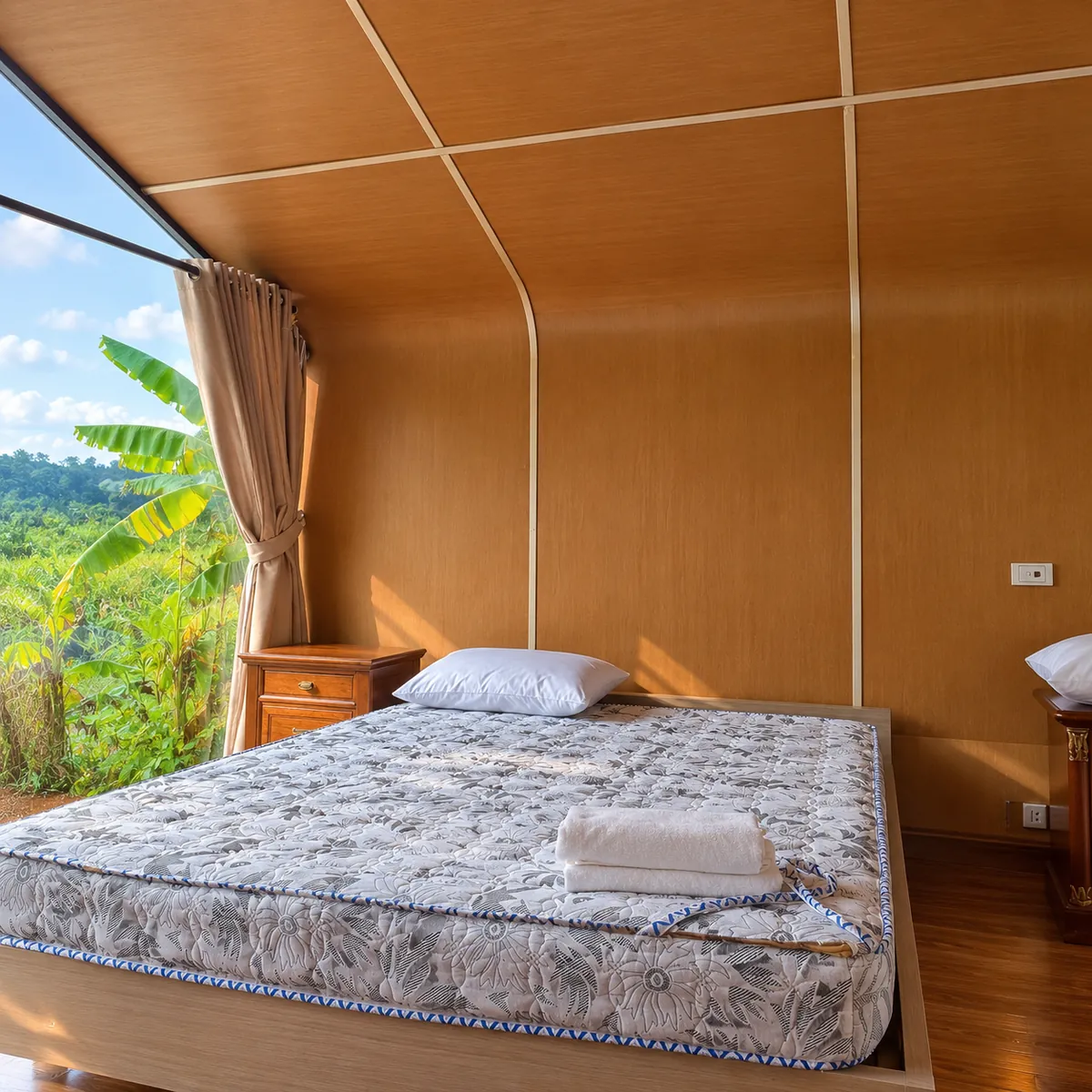 Giường đôi cạnh cửa sổ lớn nhìn ra hàng chuối